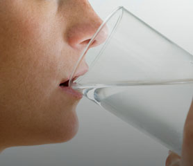 ​การดื่มน้ำเปล่าให้มากขึ้นมีประโยชน์ในการควบคุมอาหาร