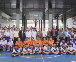 นักเรียนโรงเรียนเซนต์ดอมินิกชมการแข่งขันกีฬาเซปักตะกร้อหญิงทีมชาติไทย