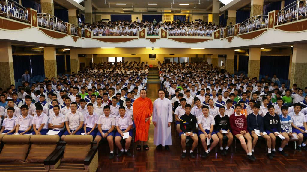 พระอาจารย์มหาสมปองบรรยายธรรม
