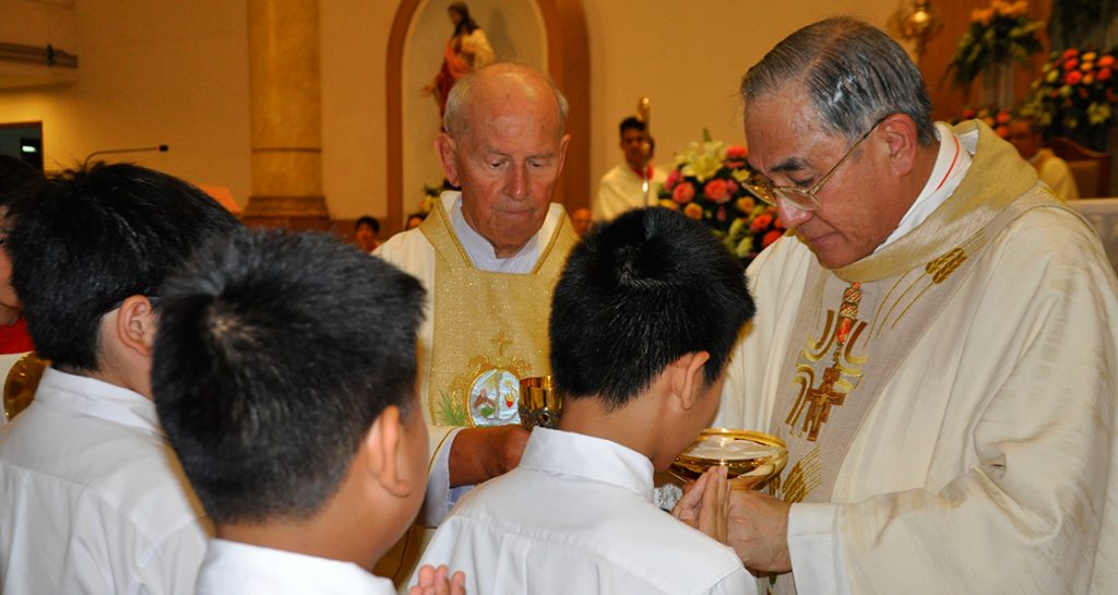 พิธีรับศีลกำลังของนักเรียนคาทอลิก ป.6