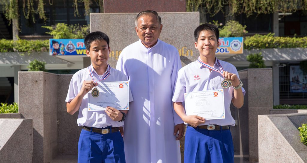 สองพี่น้องแชมป์ว่ายน้ำ