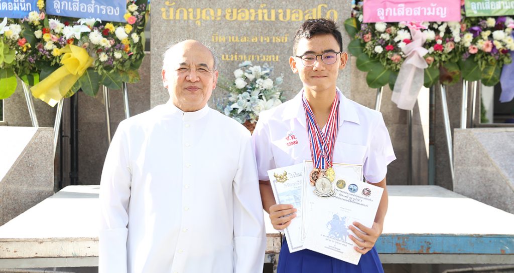แชมป์ว่ายน้ำ ม.4