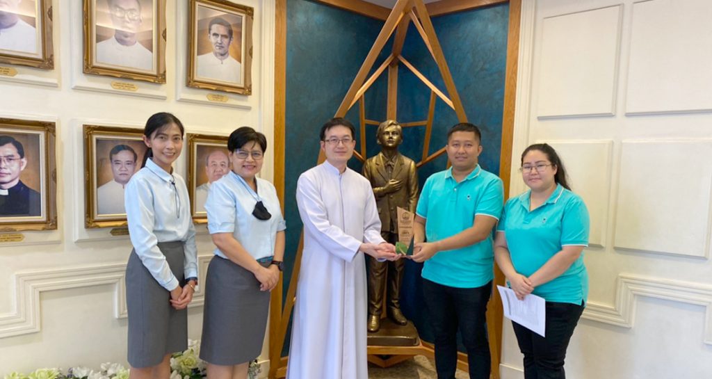รับโล่โครงการ “รักษ์สิ่งแวดล้อม”