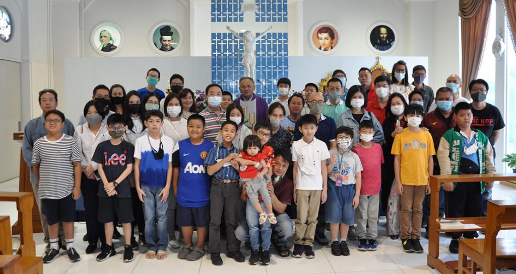 การประชุมผู้ปกครองนักเรียนคาทอลิกที่จะรับศีลมหาสนิทครั้งแรกและศีลกำลัง