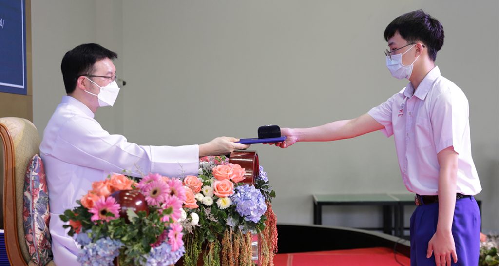 พิธีมอบประกาศนียบัตร และเหรียญแห่งความทรงจำ ชั้น ม.6