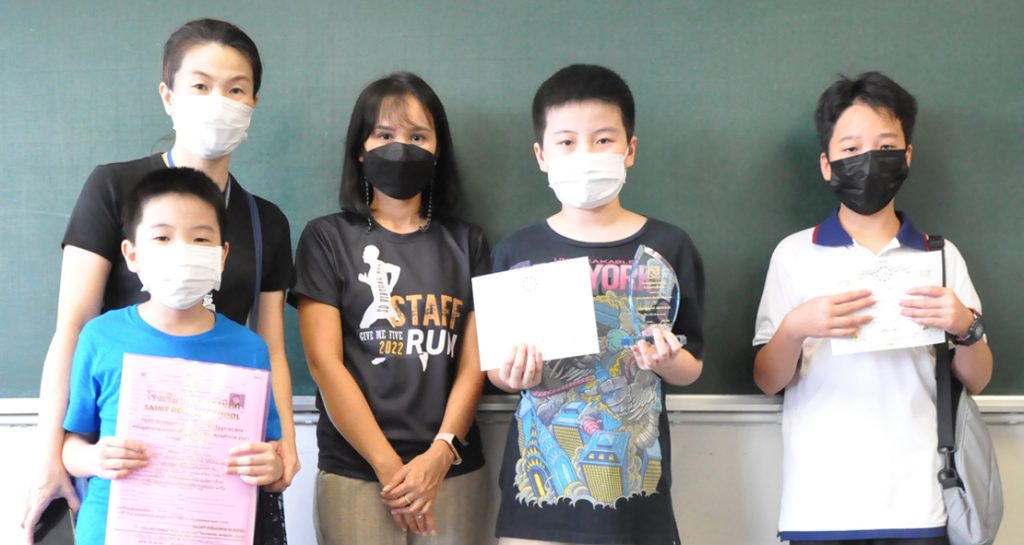 รับผลสอบ หนังสือเรียน เกียรติบัตรเรียนดี เกียรติบัตรความประพฤติดี
