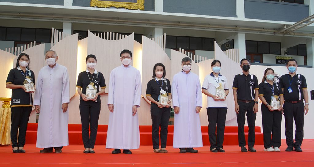 มอบเหรียญพระรูปนักบุญดอมินิก ซาวีโอ