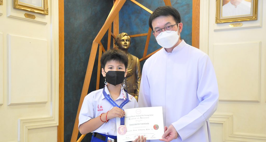 เหรียญทองแดงแข่งขันตีกลอง