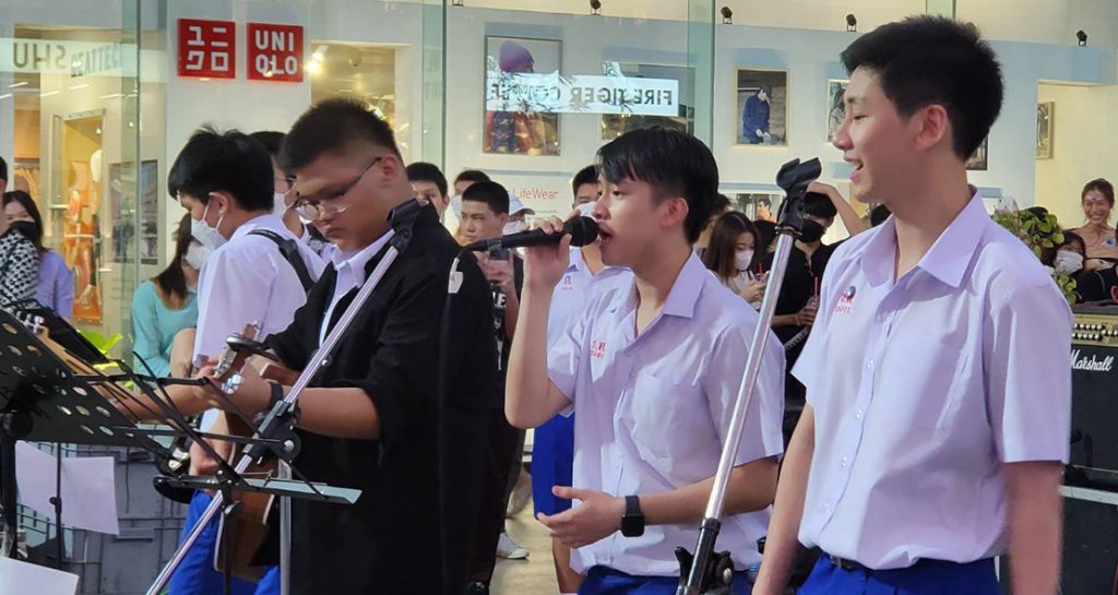 ซ.ด. “Pony Cup” แสดงดนตรี Siam Square Walking Street