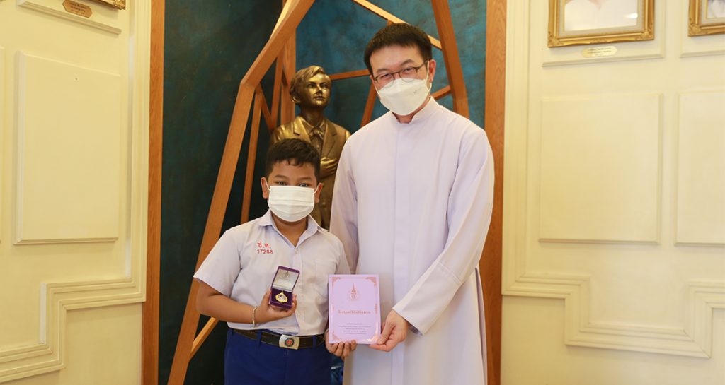 รับพระราชทานของที่ระลึก