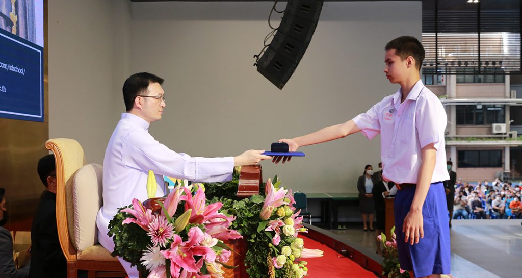 พิธีมอบประกาศนียบัตร และเหรียญแห่งความทรงจำ ชั้น ม.6 ประจำปีการศึกษา 2565