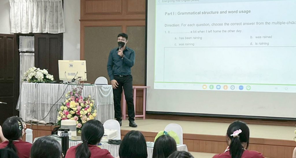 ครูโรงเรียนเซนต์ดอมินิกรับเชิญเป็นวิทยากรภาษาอังกฤษสำหรับนักเรียนโรงเรียนวัฒนาวิทยาลัย