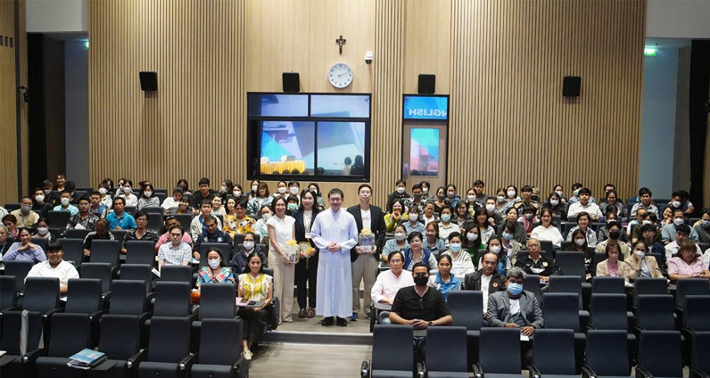 คณะครูรับการอบรม NYC English