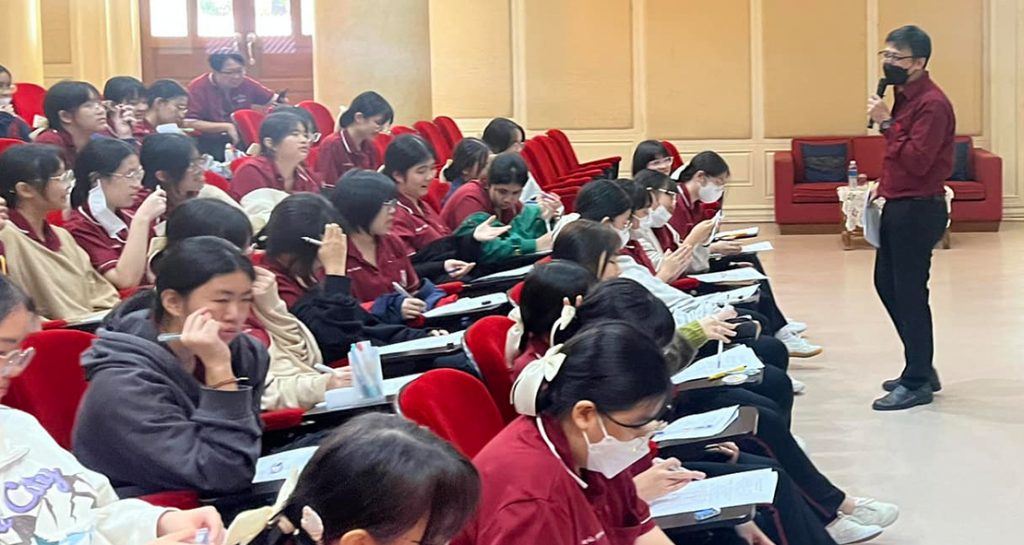 ครูโรงเรียนเซนต์ดอมินิกรับเชิญเป็นวิทยากร “Cooking Up Your English” ม.3 โรงเรียนวัฒนาวิทยาลัย
