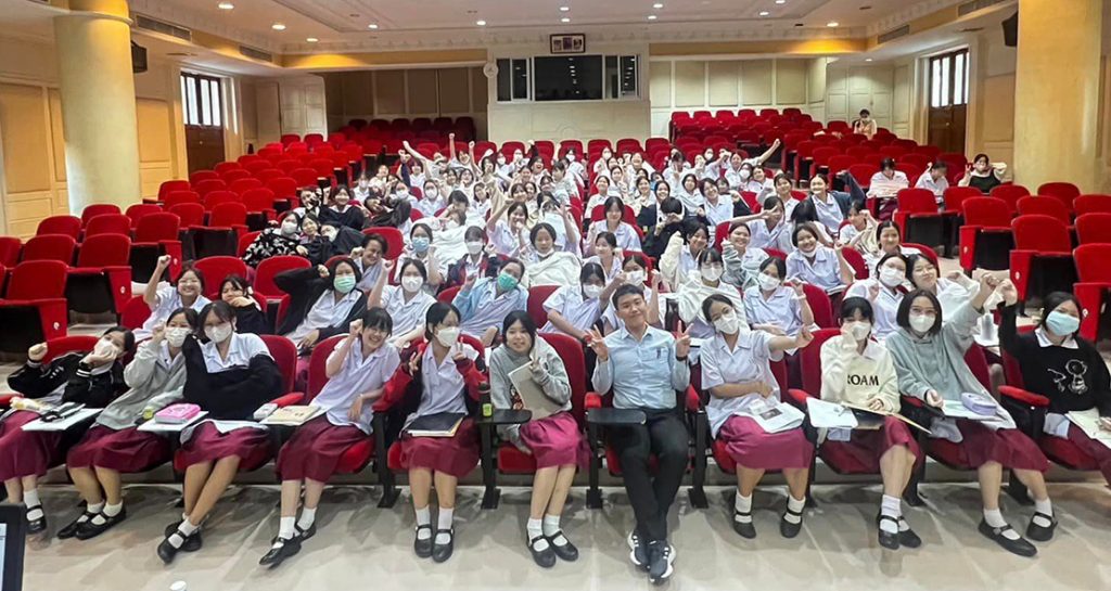 ครูโรงเรียนเซนต์ดอมินิกรับเชิญเป็นวิทยากรจัดกิจกรรมส่งเสริมทักษะการเรียนรู้ด้านวิทยาศาสตร์