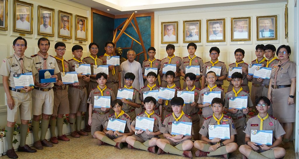มอบเกียรติบัตรลูกเสือสามัญรุ่นใหญ่ ร่วมงานชุมนุมลูกเสือรัตนโกสินทร์ ครั้งที่ 10
