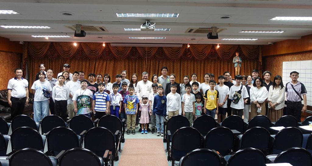 การประชุมผู้ปกครองเพื่อเตรียมความพร้อมนักเรียนคาทอลิกในการรับศีลมหาสนิทครั้งแรก และศีลกำลัง