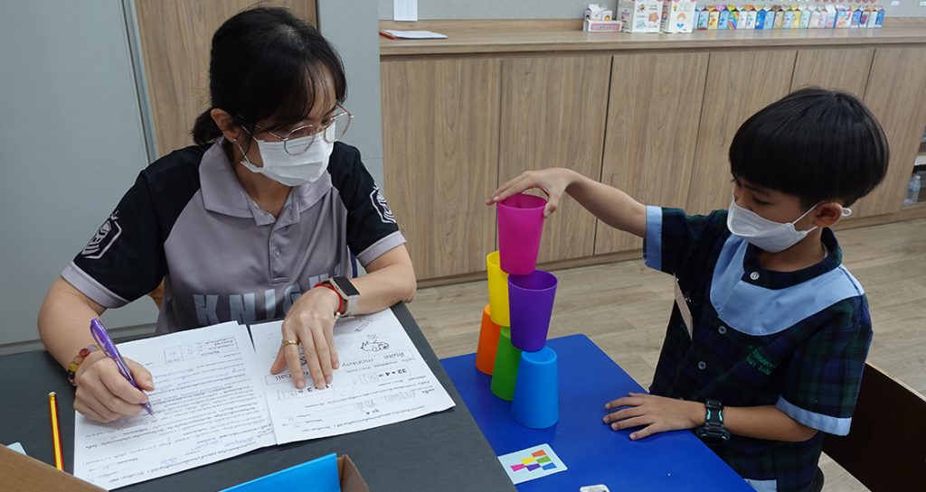 สัมภาษณ์และประเมินความรู้นักเรียนที่สมัคร ป.1-ม.4 ปีการศึกษา 2567