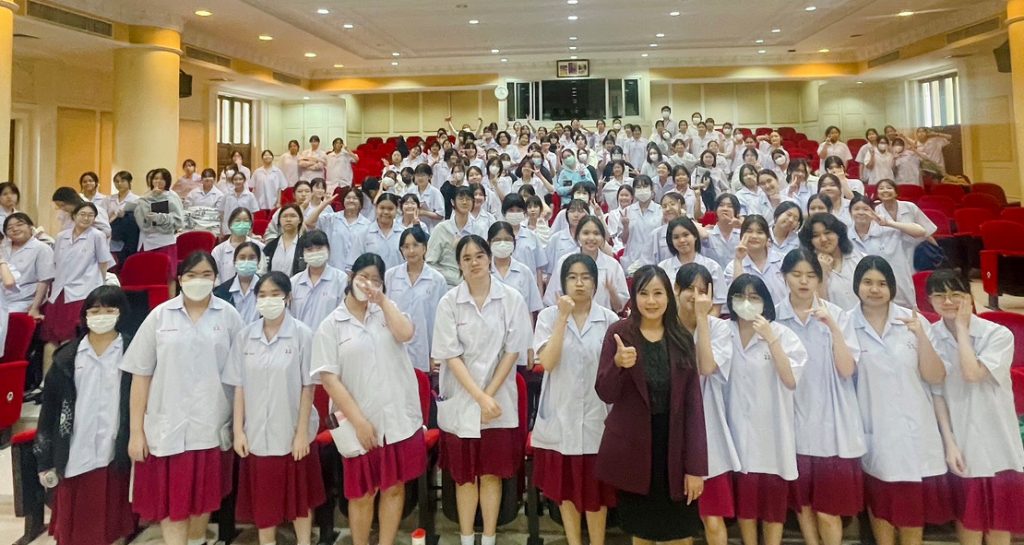 ครูโรงเรียนเซนต์ดอมินิกให้ความรู้ภาษาอังกฤษ วิทย์ O-NET นักเรียน ป.6 และ ม.3 โรงเรียนวัฒนาวิทยาลัย