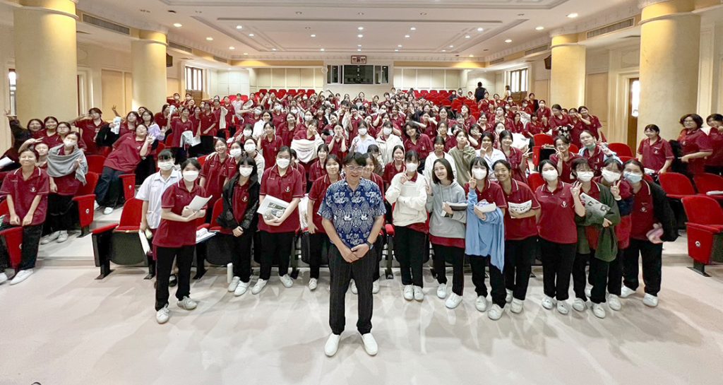 ครูโรงเรียนเซนต์ดอมินิกให้ความรู้ภาษาอังกฤษ O-NET นักเรียน ม.3 โรงเรียนวัฒนาวิทยาลัย