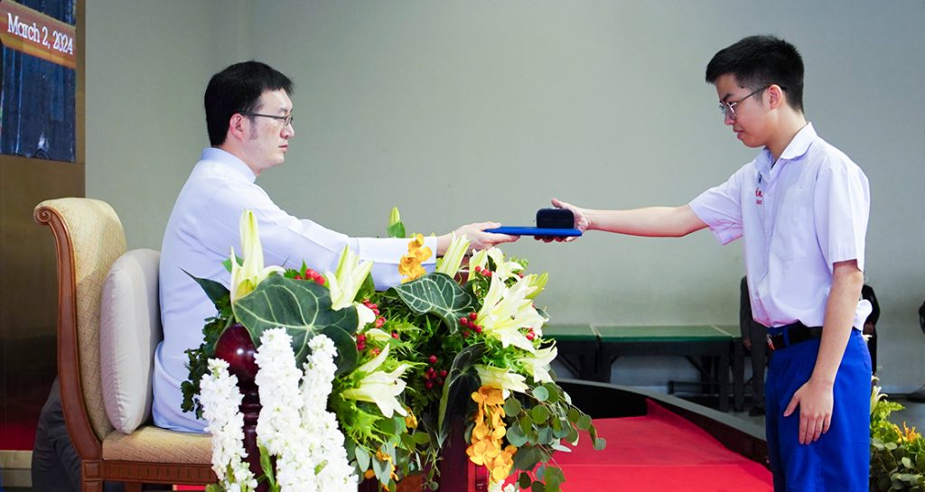 พิธีมอบประกาศนียบัตร และเหรียญแห่งความทรงจำ ชั้น ม.6 ประจำปีการศึกษา 2566