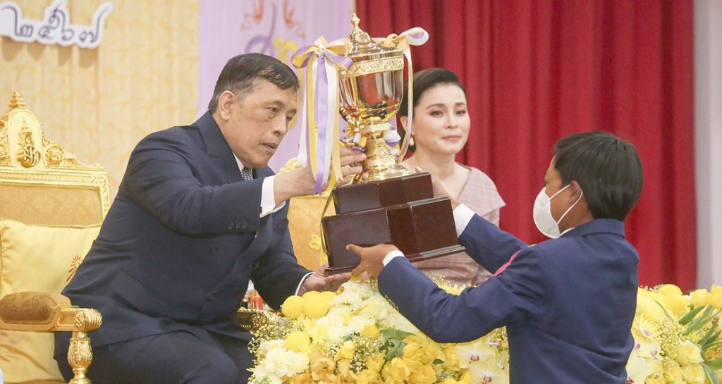 รับพระราชทานถ้วยรางวัลชนะเลิศมหกรรมเรือใบเฉลิมพระเกียรติฯ