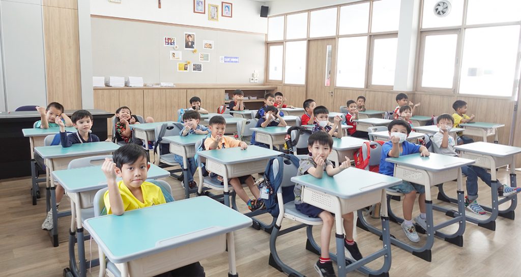 โครงการเปลี่ยนโต๊ะ+เก้าอี้นักเรียนใหม่…จากน้ำใจครอบครัวเซนต์ดอมินิก
