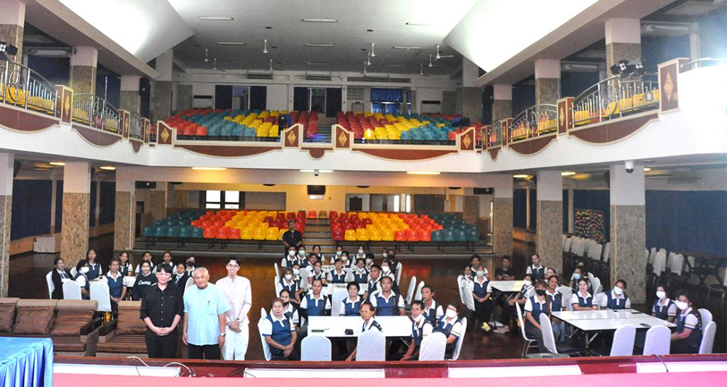 พนักงานโรงเรียนเซนต์ดอมินิกรับการอบรมภาษาอังกฤษเบื้องต้น Daily English Conversation