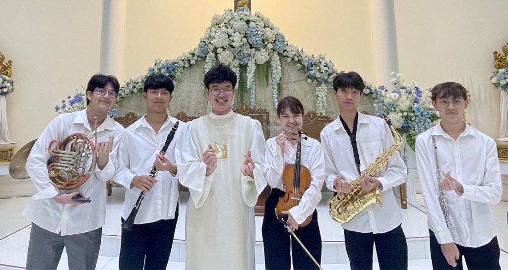 นักดนตรีโรงเรียนเซนต์ดอมินิกร่วมแสดงงานฉลองวัดแม่พระฟาติมา