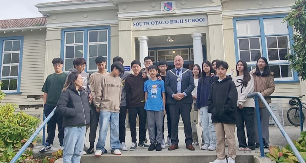 นักเรียนโครงการ SD ENGLISH AUTUMN CAMP 2024 ต้อนรับนายกเทศมนตรีเมือง Balclutha นิวซีแลนด์
