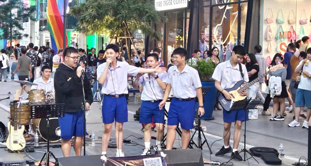 Pony Junior แสดงดนตรี Siam Square Walking Street