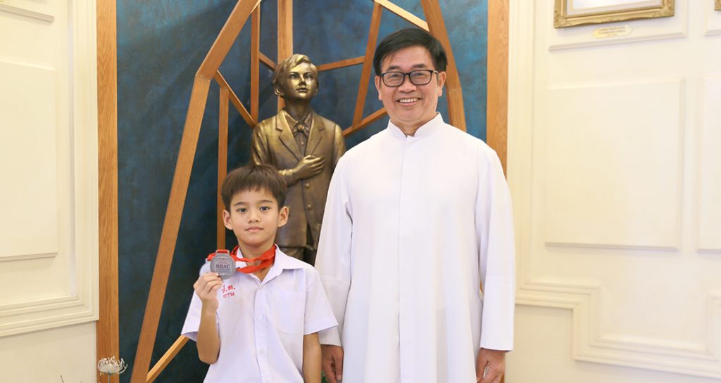 2 เหรียญว่ายน้ำ