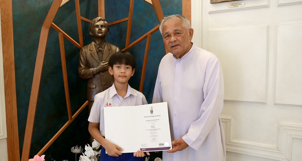 เกียรตินิยมอันดับ 1 สอบวัดระดับตีกลอง