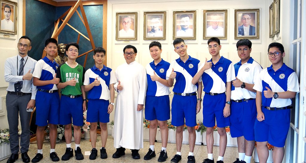 สโมสรอินเทอร์แรคท์โรงเรียนเซนต์ดอมินิกมอบรายได้จำหน่ายดอกไม้วันฉลองนักบุญดอมินิก ซาวีโอ