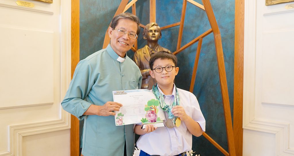 เหรียญทองว่ายน้ำ รุ่น 10 ปี