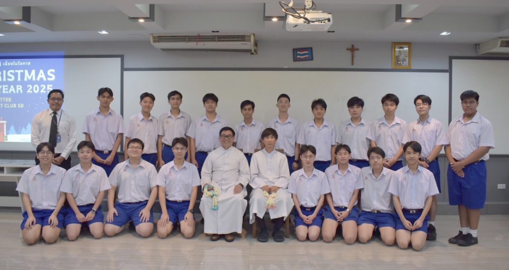 คณะกรรมการนักเรียน และสโมสรอินเทอร์แรคท์ ส่งความสุขแด่คณะผู้ใหญ่ เนื่องในโอกาสคริสต์มาส-ปีใหม่