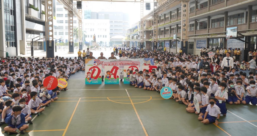 ป.5 ฟังบรรยายโครงการต่อต้านการใช้ยาเสพติด D.A.R.E.