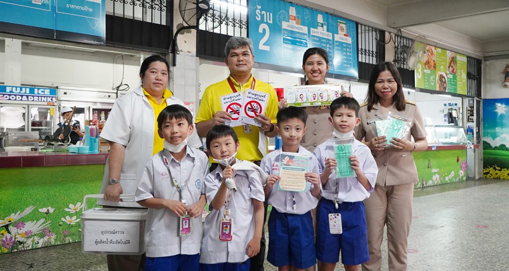 เจ้าหน้าที่ฝ่ายสิ่งแวดล้อมฯ เขตราชเทวีตรวจคุณภาพน้ำบริโภคในโรงเรียน