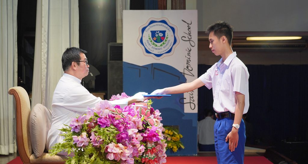 พิธีมอบประกาศนียบัตร และเหรียญแห่งความทรงจำ ชั้น ม.6 ประจำปีการศึกษา 2567