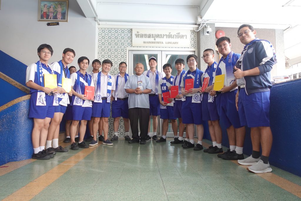 ผู้แทนสมาคมศิษย์เก่าฯ ต้อนรับนักเรียนชั้น ป.1 (S.D. 68)