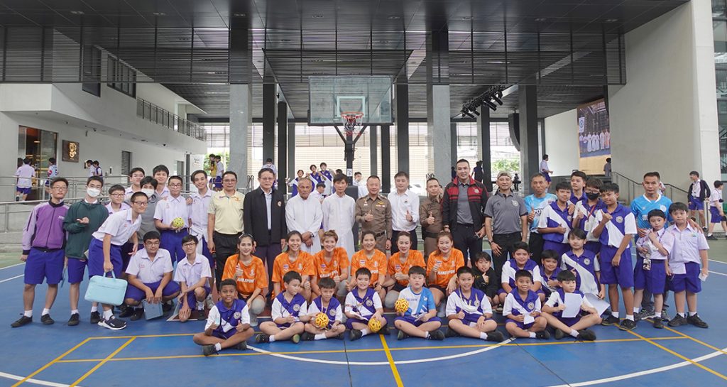 นักเรียนโรงเรียนเซนต์ดอมินิกชมการแข่งขันกีฬาเซปักตะกร้อหญิงทีมชาติไทย
