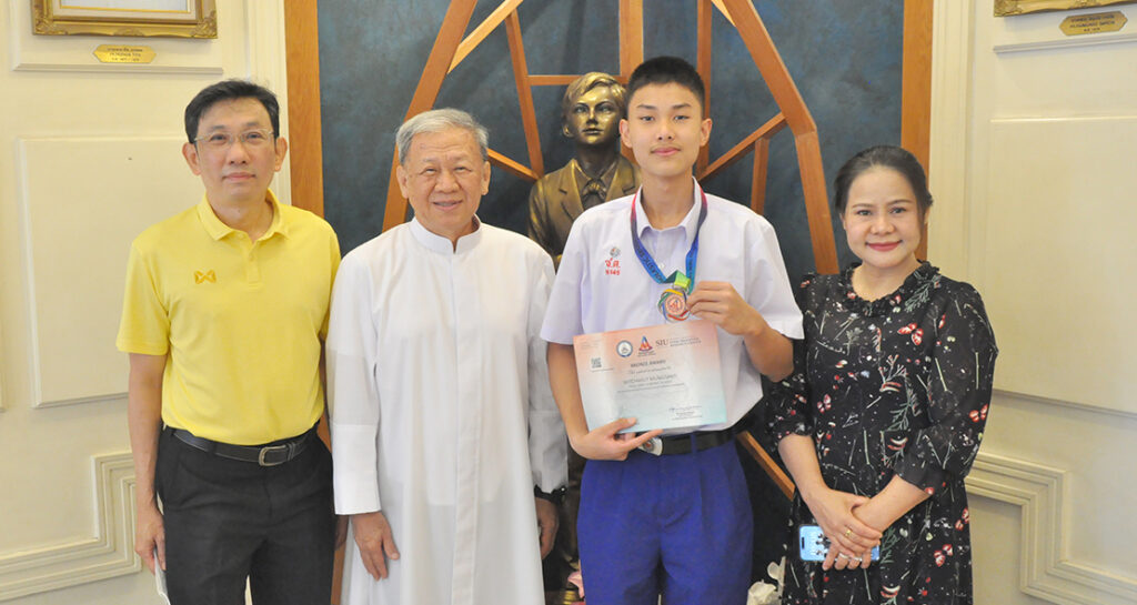 เหรียญทอง American Mathematics Olympiad