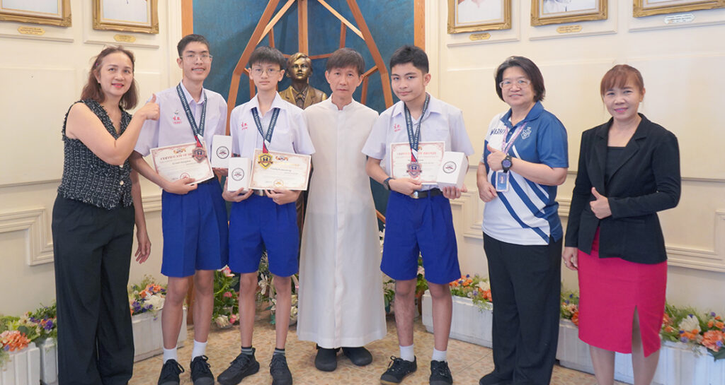 เหรียญทองภาษาอังกฤษ Ivy Cup International English Contest