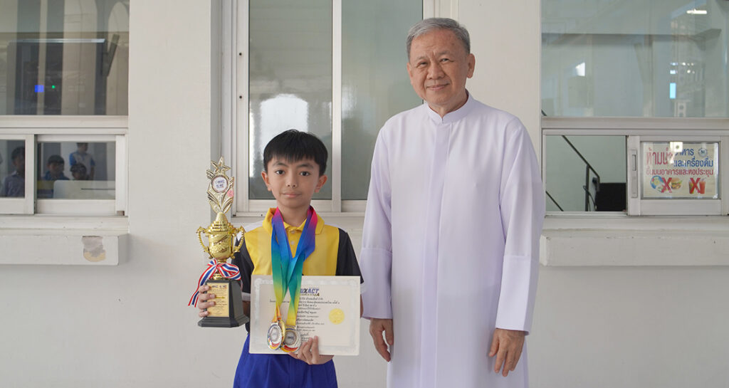 ชนะเลิศภาษาไทย UXACT GENIUS STAR 4