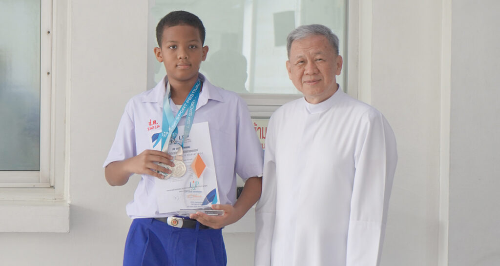 เหรียญทองว่ายน้ำ รุ่น 13 ปี