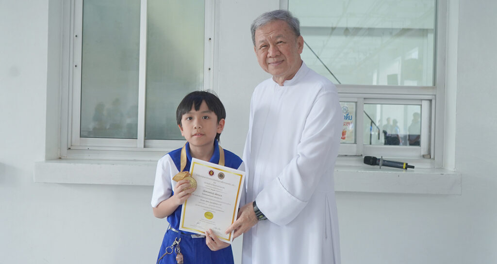 เปียโนเหรียญทอง