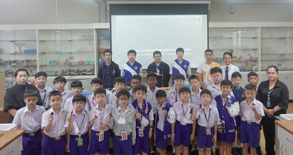 คณะกรรมการนักเรียนมอบเข็มกลัดริบบิ้นสีดำ “โครงการเซนต์ดอมินิกรวมใจถวายความอาลัยสมเด็จพระนางเจ้าสิริกิติ์ พระบรมราชินีนาถ  พระบรมราชชนนีพันปีหลวง”