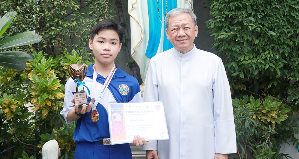 เหรียญทองแข่งขันพูดสร้างสรรค์โครงงานวิทยาศาสตร์