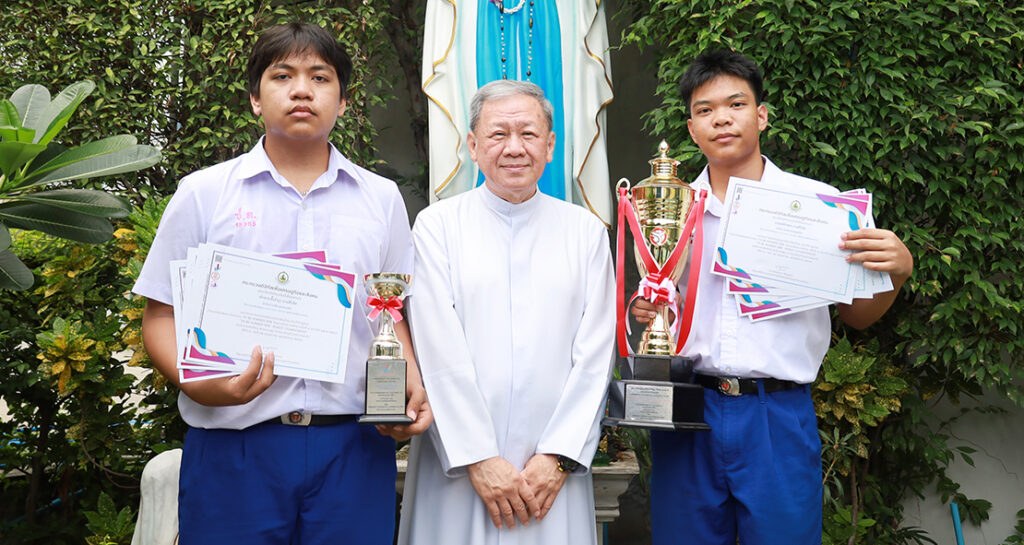 ถ้วยรางวัลพระราชทาน ชนะเลิศแข่งขัน TO BE NUMBER ONE ROBOT CHAMPIONSHIP