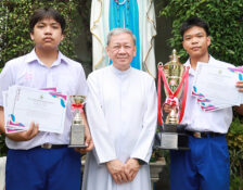 ถ้วยรางวัลพระราชทาน ชนะเลิศแข่งขัน TO BE NUMBER ONE ROBOT CHAMPIONSHIP